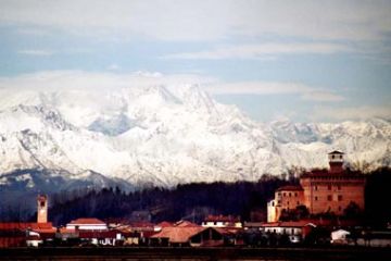 "Castello di Briona - Sfondo Monte Rosa" di Simone Loda